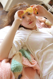 舅舅在前面开车妈妈坐在副驾驶